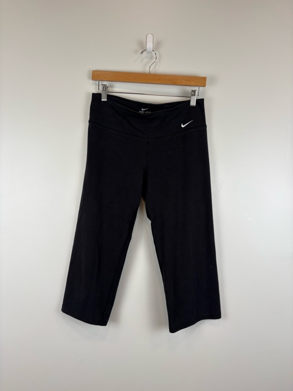 NIKE Womens Dri-Fit Slim-Fit Legend 2.0 Capri Black/White Size medium 548498 010